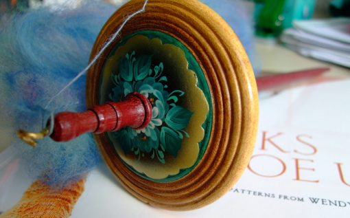 Spindle with laquered Russian brooch inlay