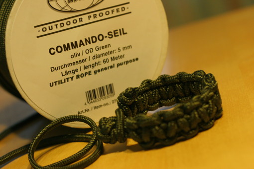 Survival bracelet from 5 mm commando cord