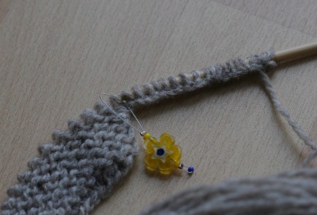 Zusätzliche Maschen am Beginn der Reihe anschlagen - Marker hilft beim Zählen