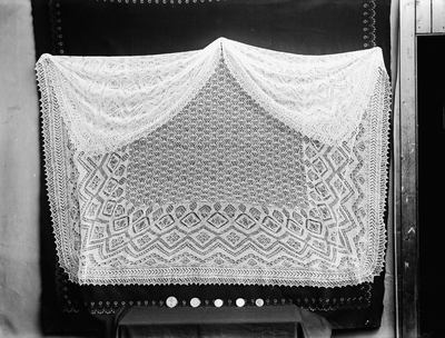 Beispiel für einen traditionellen Shetland Lace Shawl - Shetland Museum Archives