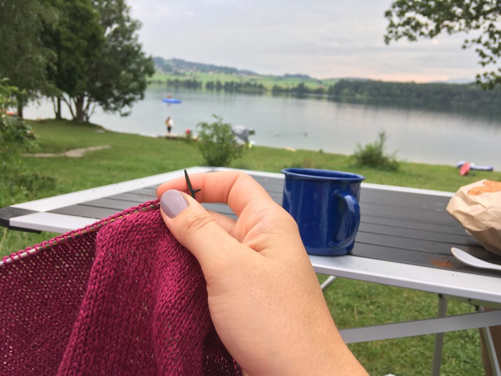 Stricken vorm Zelt, mit Seeblick und Alpenpanorama am Riegsee in Oberbayern