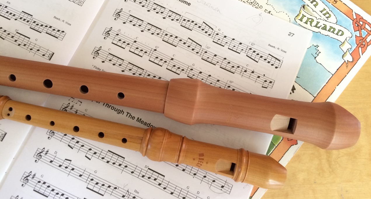 Alt- und Sopranflöte mit Noten irischer Stücke