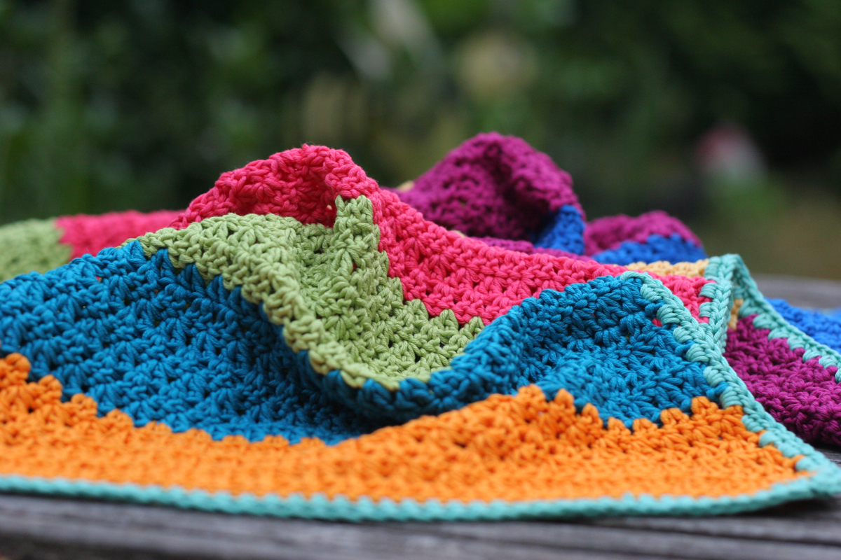 Gehäkelte "Lollipop" Babydecke in Drops Muskat