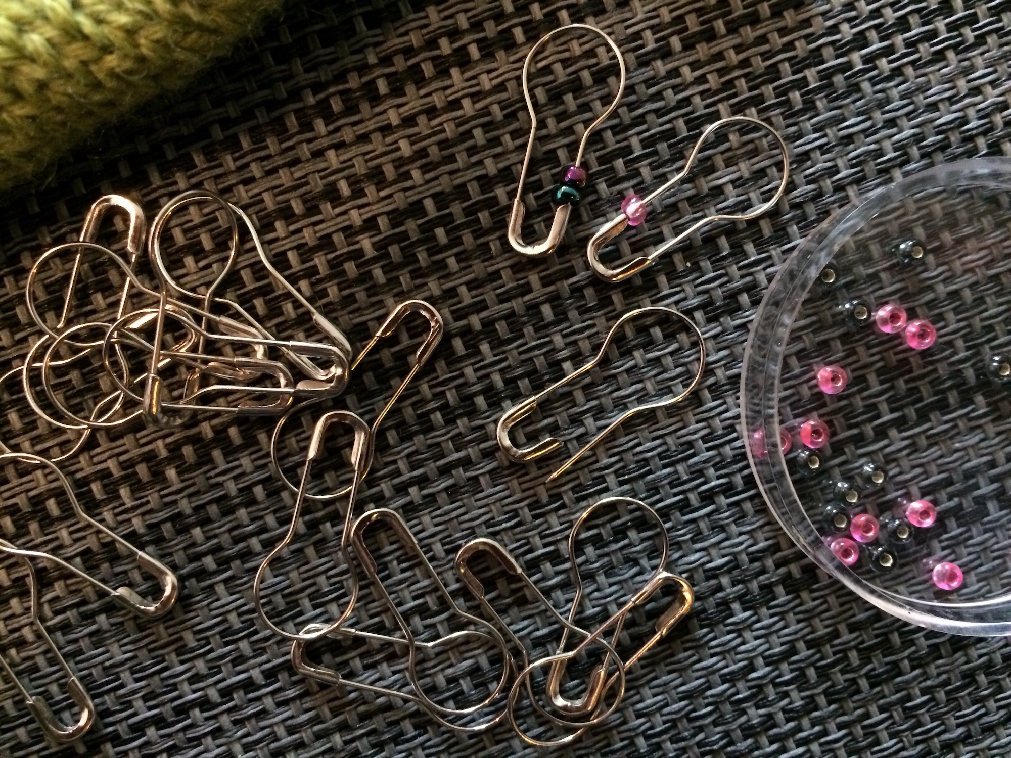 Maschenmarkierer aus birnenförmigen Sicherheitsnadeln