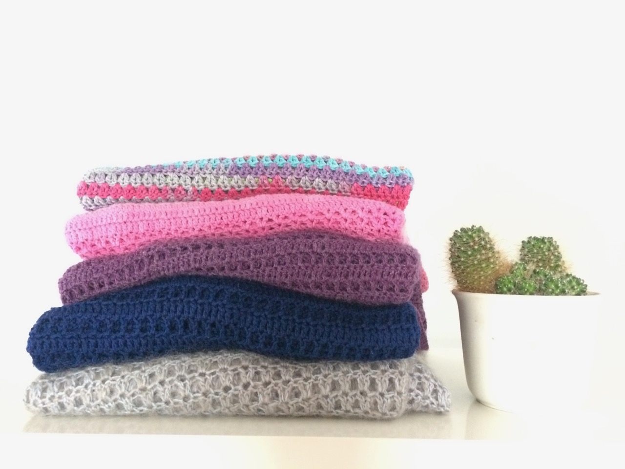 Ein Stapel Häkelpullis