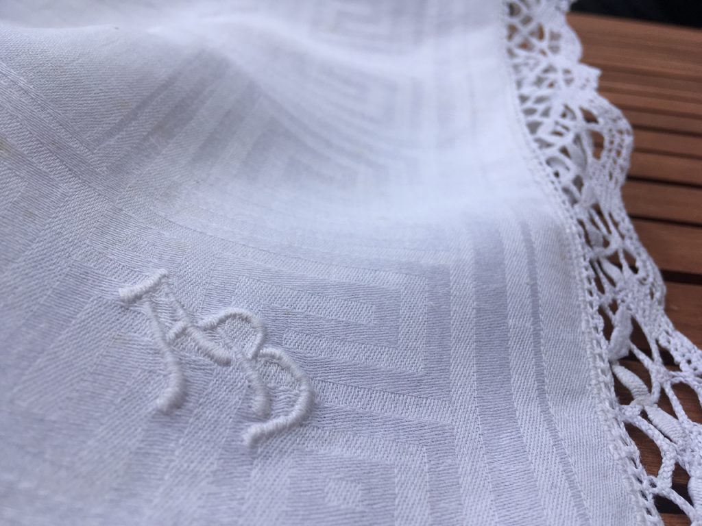 Annas Tischtuch : Monogramm „AB“