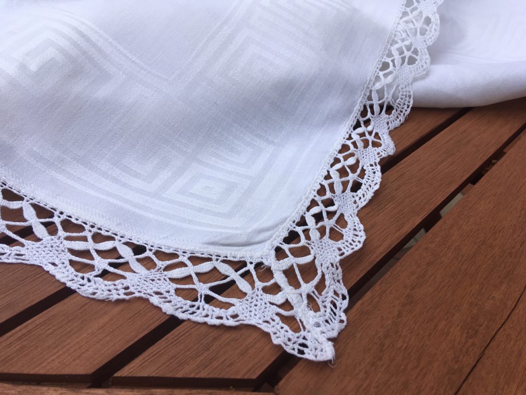 Annas Tischtuch : Umrandung mit Spitzenborte aus Klöppelspitze