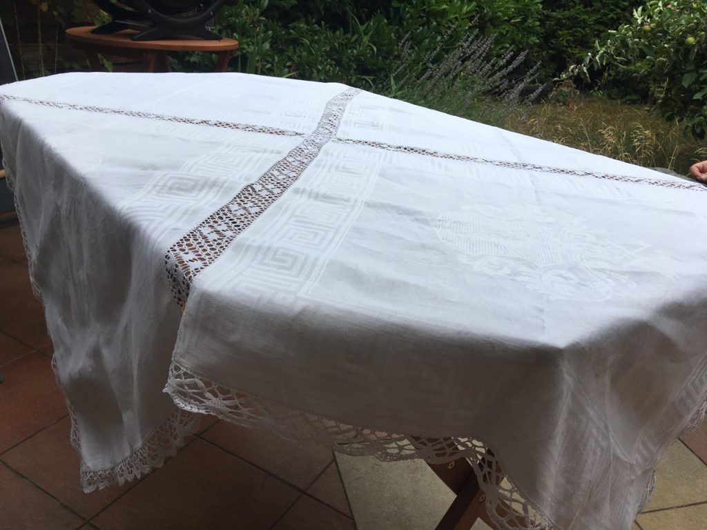 Annas Tischtuch : Weiße Tischdecke aus 4 Teilen