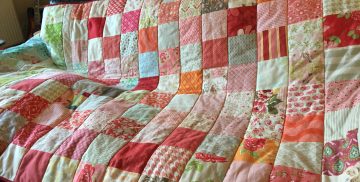 Charm Pack Quilt in voller Größe auf dem Sofa