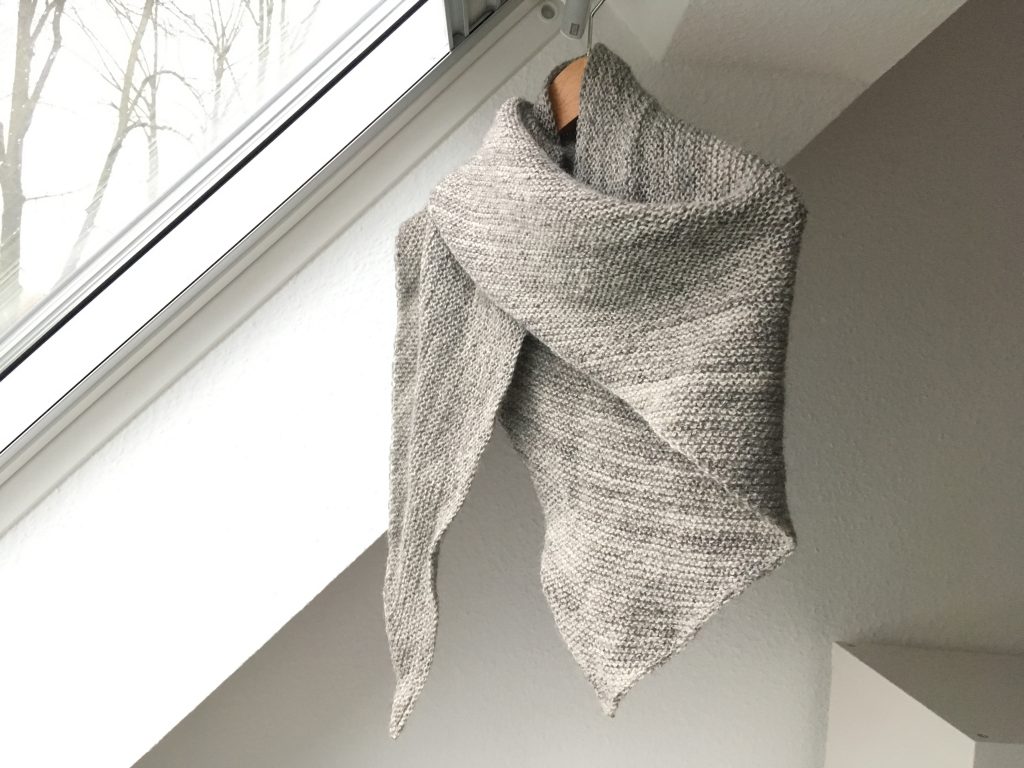 Dreieckstuch aus handgesponnener Gotlandwolle