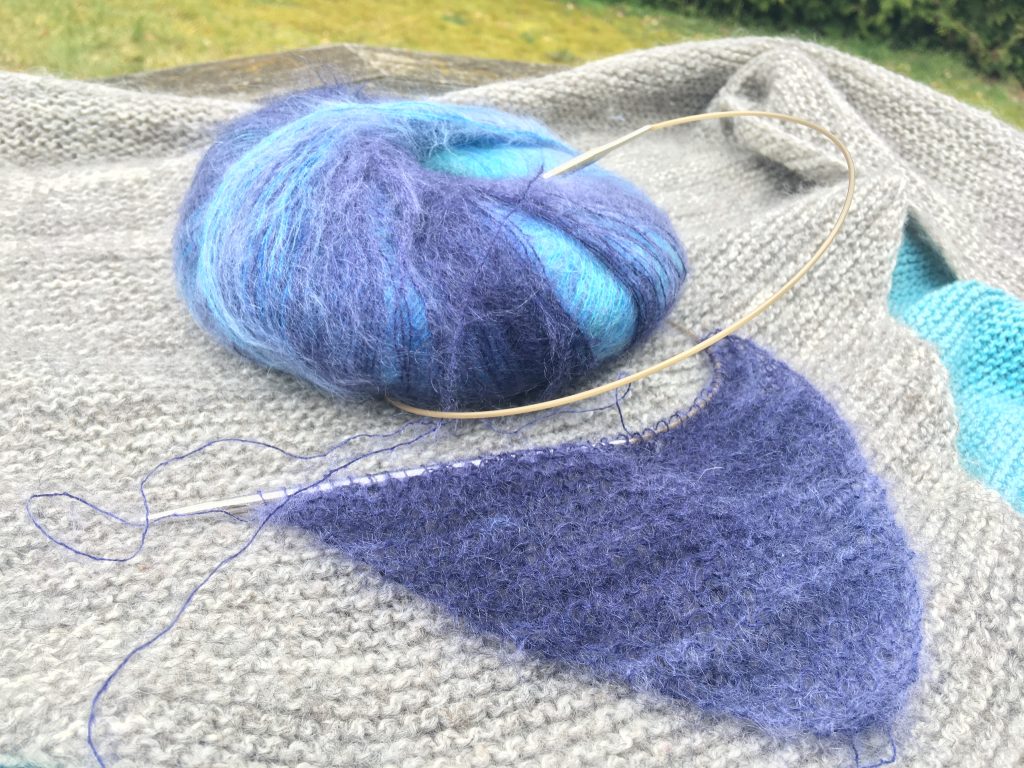 Anfang eines einfachen Dreieckstuches aus Mohairgarn